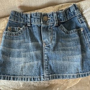 Like new, no flaws OshKosh 12 months girls denim skirt w snap button front. *3🩷